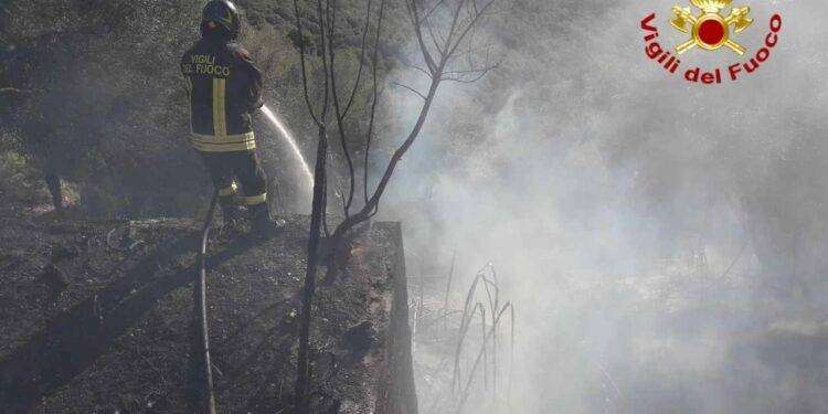Incendio a Baunei, le fiamme lambiscono le case