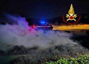 Notte di fiamme a Valledoria, intervento dei Vigili del Fuoco