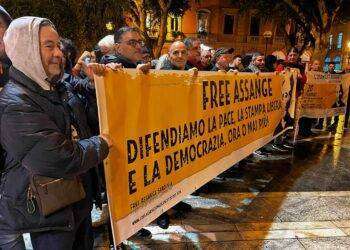 Assange: in piazza anche a Cagliari per chiedere libertà