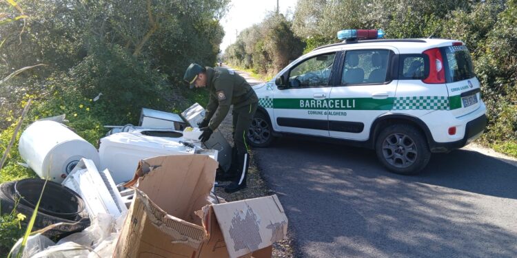 Alghero, ennesimo abbandono di rifiuti: Barracelli sulle tracce del responsabile