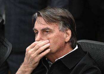 Polizia dà 24 ore a Bolsonaro per consegnare il passaporto