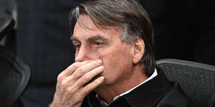 Polizia dà 24 ore a Bolsonaro per consegnare il passaporto