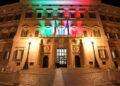Camera illuminata dal tricolore nel giorno del ricordo