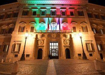 Camera illuminata dal tricolore nel giorno del ricordo