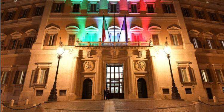 Camera illuminata dal tricolore nel giorno del ricordo