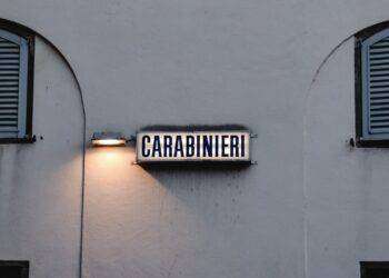 Donna trovata con una ferita alla gola in un garage, si cerca un uomo