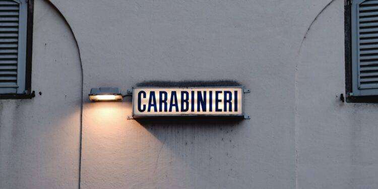 Donna trovata con una ferita alla gola in un garage, si cerca un uomo