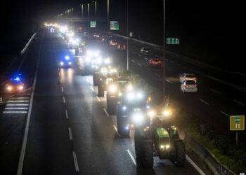 Protesta agricoltori, circa 200 trattori in corteo sul Raccordo anulare di Roma