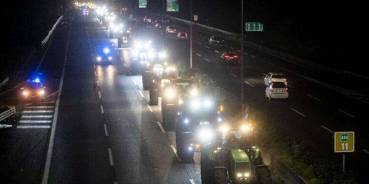 Protesta agricoltori, circa 200 trattori in corteo sul Raccordo anulare di Roma