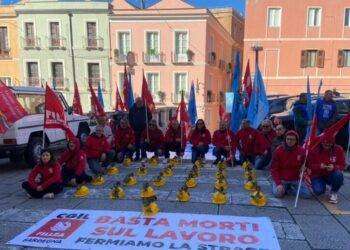 Crollo Firenze, sit-in a Cagliari con fiori nei caschetti