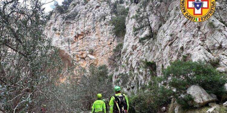 Escursionista colpito da un grosso masso nel Nuorese, è grave