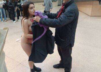 Azione diretta nonviolenta ai Musei Capitolini. Attivista di Ribellione Animale si denuda