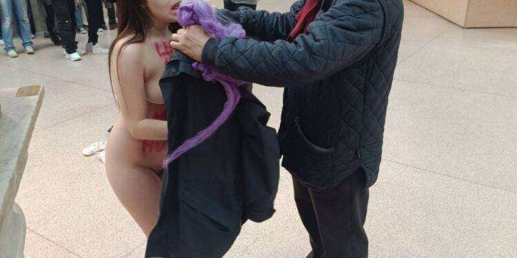 Azione diretta nonviolenta ai Musei Capitolini. Attivista di Ribellione Animale si denuda