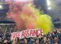“Free Assange”: all’Olimpico spunta lo striscione durante Roma-Feyenoord