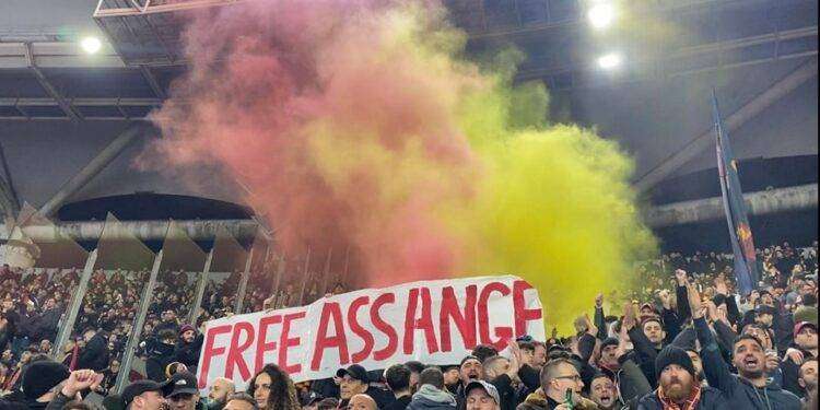 “Free Assange”: all’Olimpico spunta lo striscione durante Roma-Feyenoord