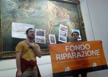 Firenze, azione di Ultima Generazione: la Nascita della Venere di Botticelli ricoperta di immagini delle alluvioni