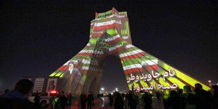 Iran celebra rivoluzione, bruciate bandiere Usa- Israele-Gb