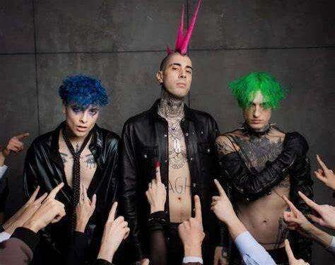 Uscita e abbinamenti dei cantanti in gara stasera a Sanremo