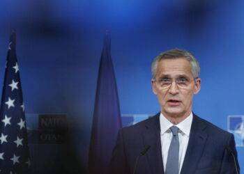 La Nato provoca la Russia, Stoltenberg: “Ci prepariamo a confronto decennale con Mosca”