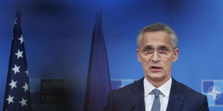 La Nato provoca la Russia, Stoltenberg: “Ci prepariamo a confronto decennale con Mosca”