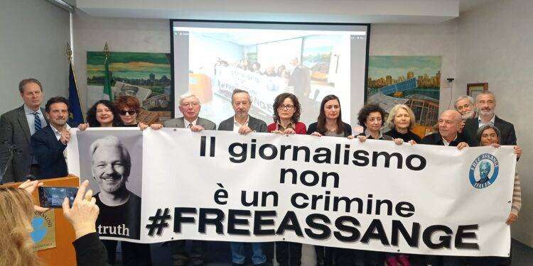 Assange e l’estradizione in Usa, mobilitazione a sostegno del giornalista: “Minacciata la libertà di stampa”