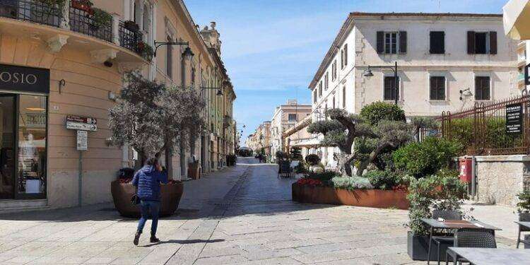 Malamovida in centro a Olbia, alimentari chiusi dalle 20