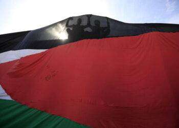 Cortei pro Palestina a Firenze e Pisa, manifestanti caricati