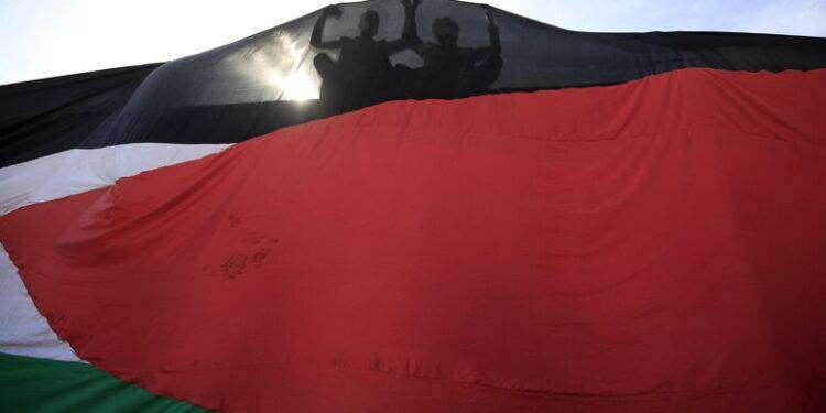 Cortei pro Palestina a Firenze e Pisa, manifestanti caricati