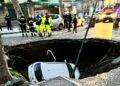 Paura a Napoli, voragine in strada inghiotte due vetture