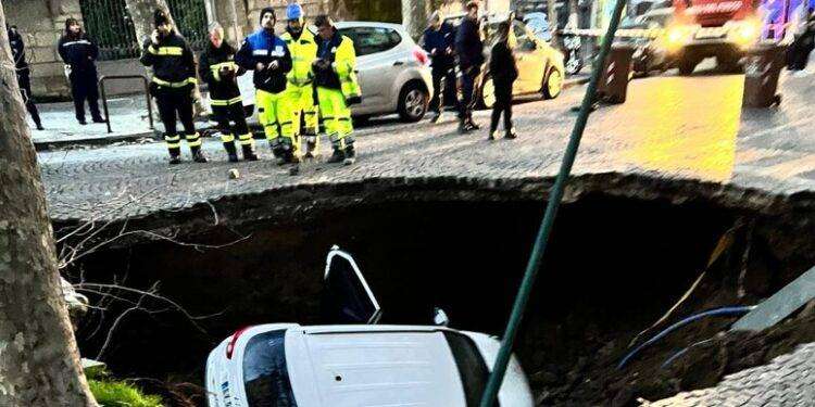Paura a Napoli, voragine in strada inghiotte due vetture