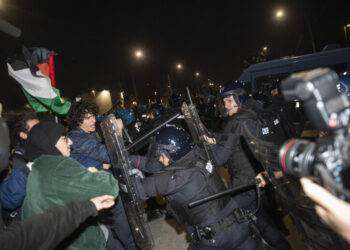 Protesta vicino alla sede Rai, manganellate a Bologna