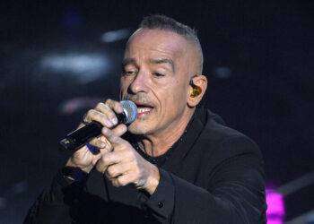 Sanremo 2024: la terza serata, Eros Ramazzotti: ‘Basta sangue, basta guerre’