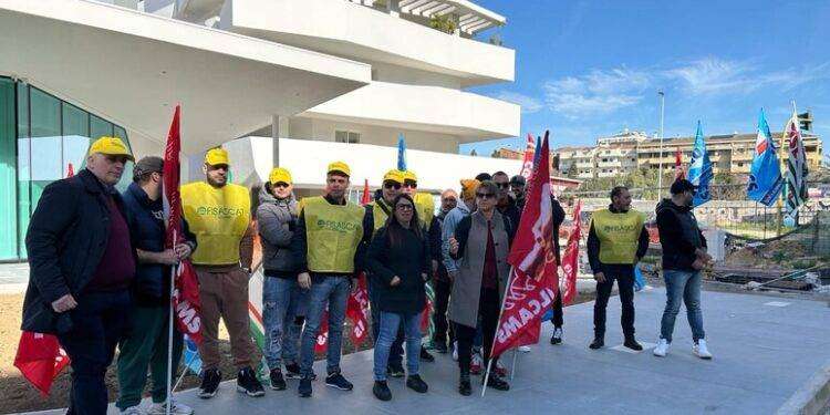 Sit-in davanti a Superemme a Cagliari, 25 lavoratori a rischio