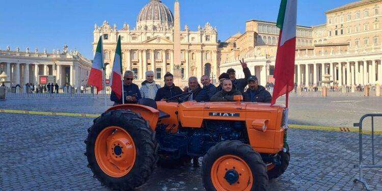 La protesta dei trattori a San Pietro: ‘In Vaticano per l’Angelus, la benedizione ci aiuterà’