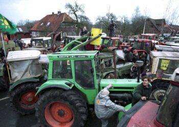Mille trattori bloccano le strade per l’aeroporto a Francoforte