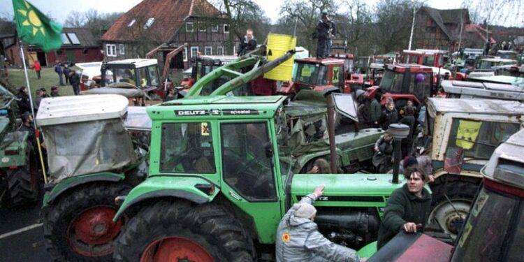 Mille trattori bloccano le strade per l’aeroporto a Francoforte