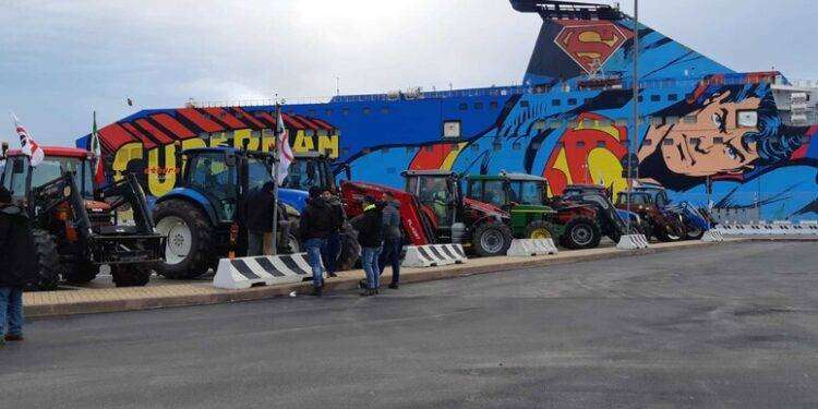 Protesta trattori avanti a Cagliari e Olbia, ‘fatti non parole’