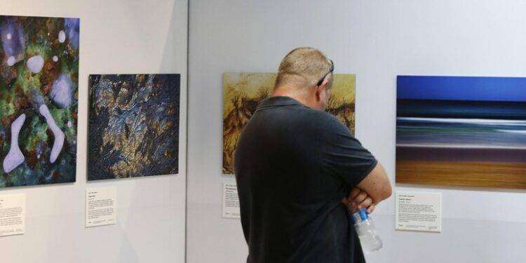 Un orso bianco che dorme sul ghiaccio icona foto naturalistiche