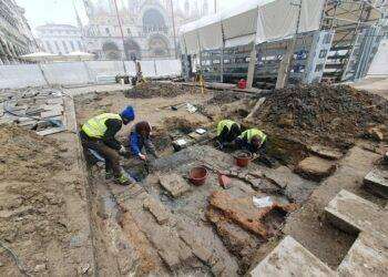 Venezia, una tomba medievale affiora dal pavimento di Piazza San Marco