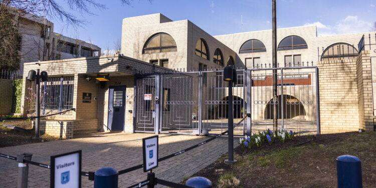 Un uomo si dà fuoco fuori dall’ambasciata d’Israele a Washington