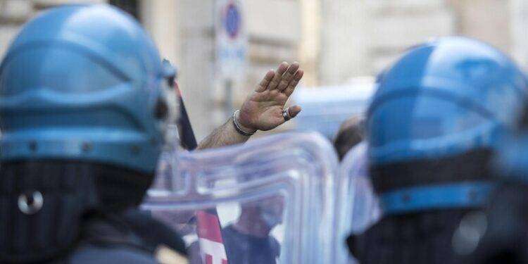 Apologia del fascismo e odio razziale, 24 indagati a Ferrara