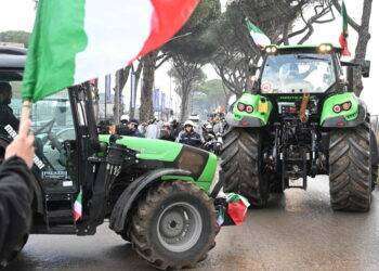 Agricoltori bloccano il traffico a Roma: ‘Lollobrigida ci riceva’