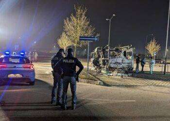 Camper a fuoco in un parcheggio, morte 2 persone