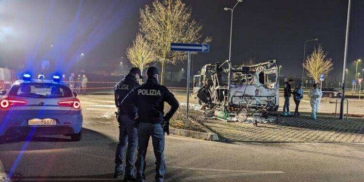 Camper a fuoco in un parcheggio, morte 2 persone