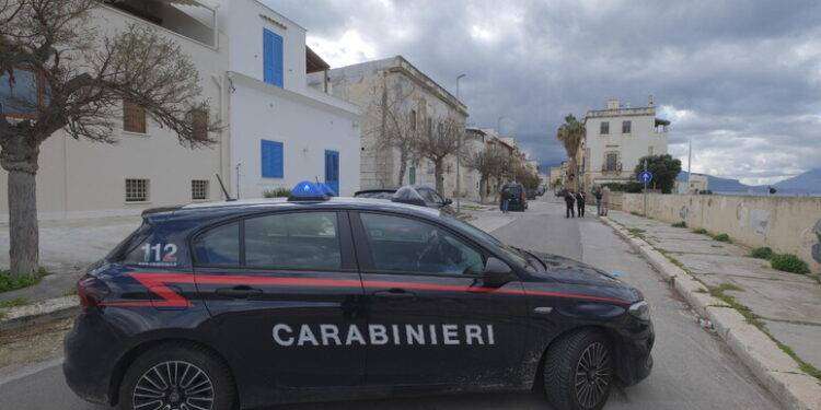 Uccide moglie e due figli e si consegna ai carabinieri