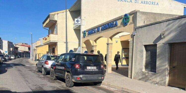 Tentano rapina in banca a Santa Giusta, bloccato un bandito