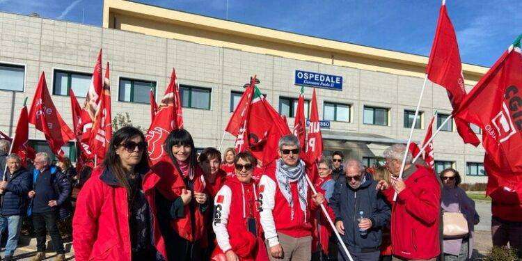 “Sanità in Gallura in ginocchio” sit-in Cgil in ospedale Olbia
