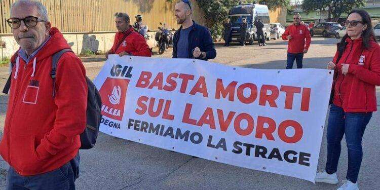 Striscione Cgil al comizio con Meloni ‘basta morti sul lavoro”