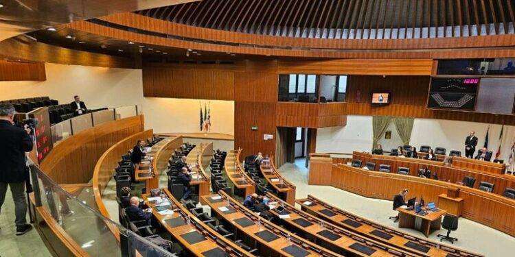 Legislatura si chiude con banchi vuoti per la seduta Statutaria