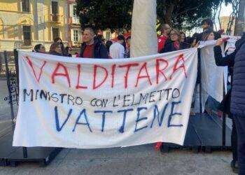 Valditara contestato a Cagliari, ‘ministro con elmetto vattene’